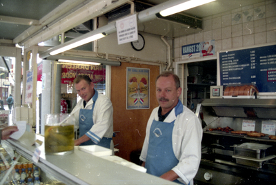 606008 Interieur van de viskraam van Van Daalen op het Vredenburg te Utrecht.